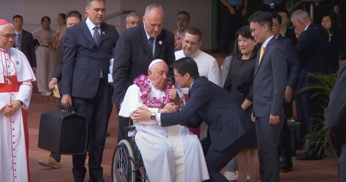 Man has 'longest conversation' with Pope Francis in viral moment - what did they talk about?