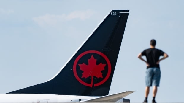 Midnight deadline looms for Air Canada and its pilots to reach a deal