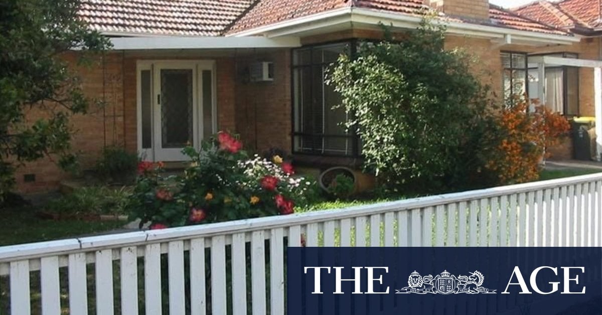 Quintessential Queenslander Clive Palmer buys childhood home in Williamstown