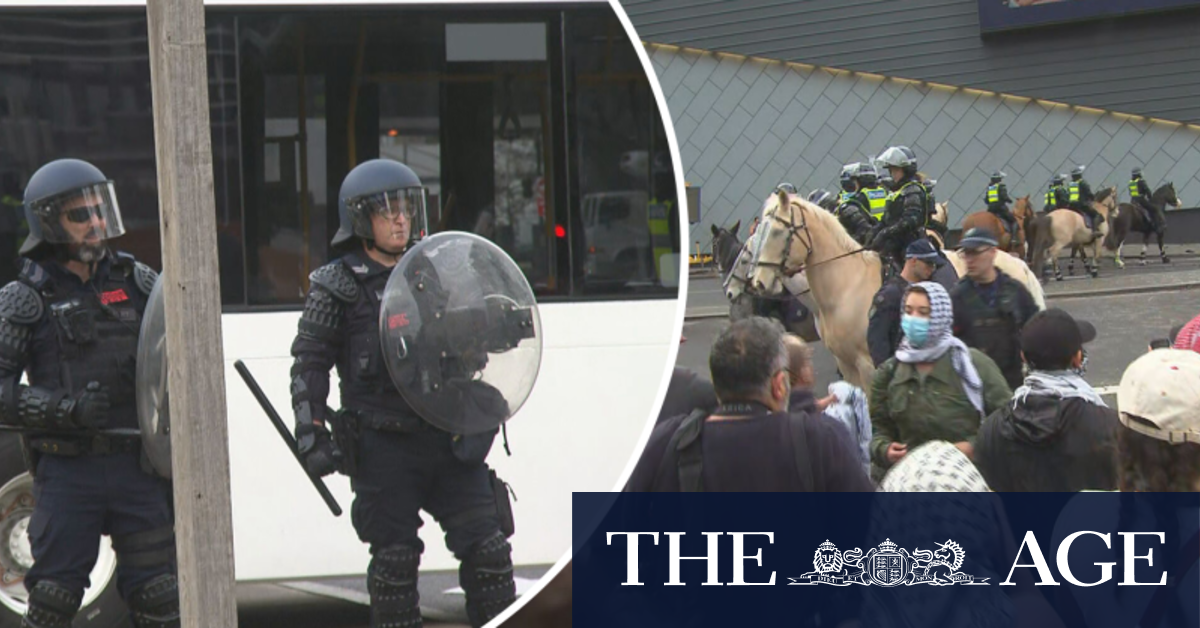 Riot squad arrive as tensions escalate at Melbourne anti-war rally