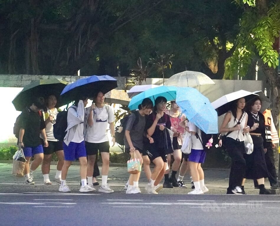 Schools, offices closed in 6 cities and counties across Taiwan Tuesday