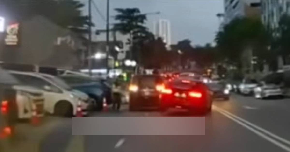 Singapore-registered car makes illegal U-turn in JB, rear-ends vehicle after narrowly missing another