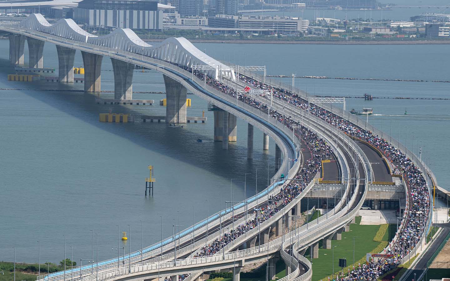 The Macau Bridge walk lures 21,000 residents in spite of the heat