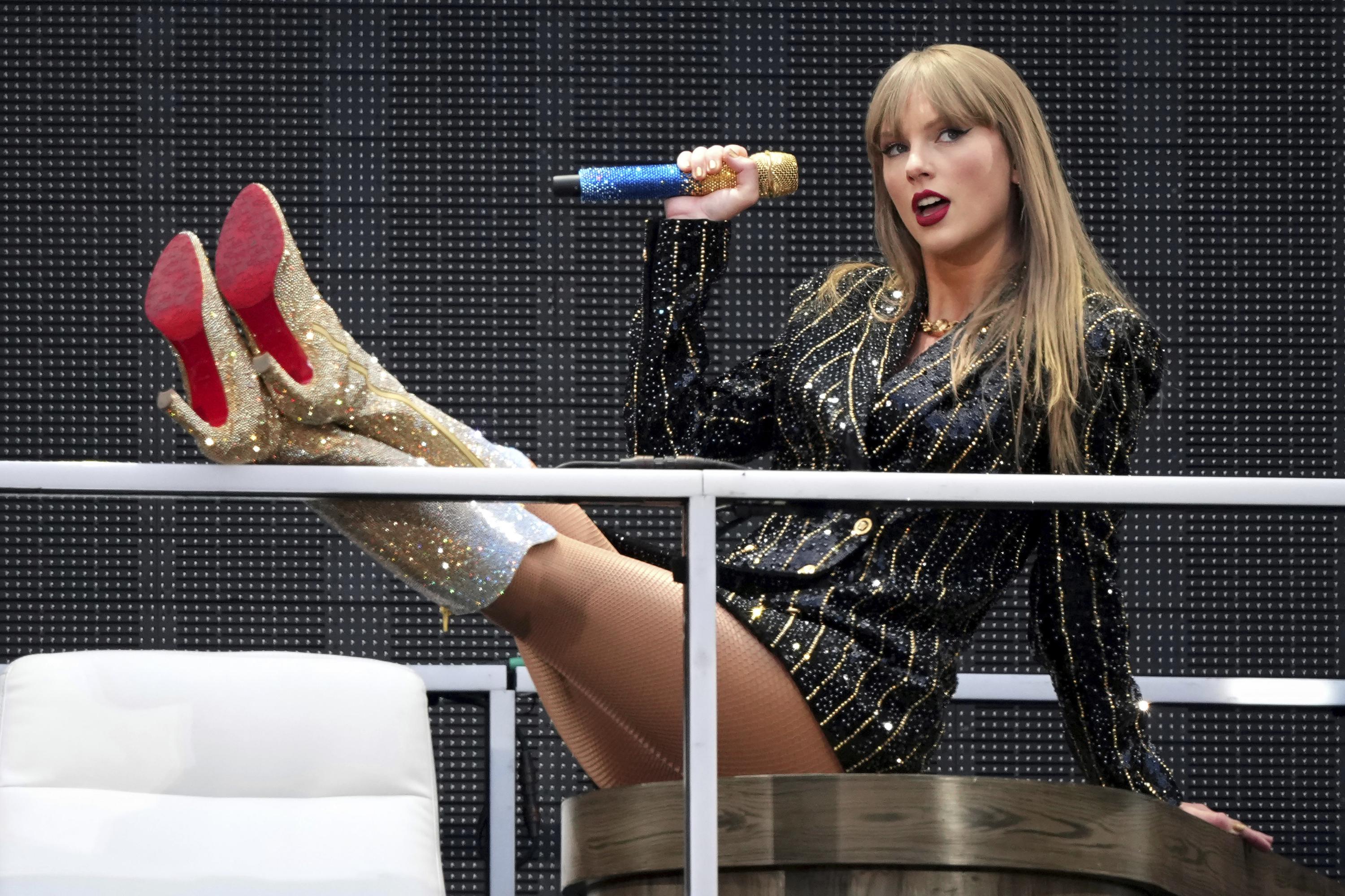 The MTV Video Music Awards are back. Will Taylor Swift make history?