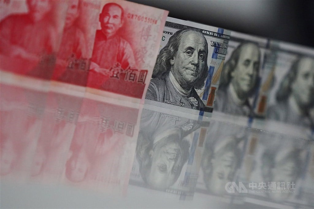 U.S. dollar closes higher on Taipei forex market