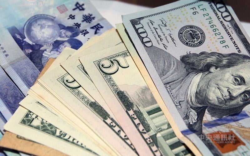 U.S. dollar closes sharply higher on Taipei forex market