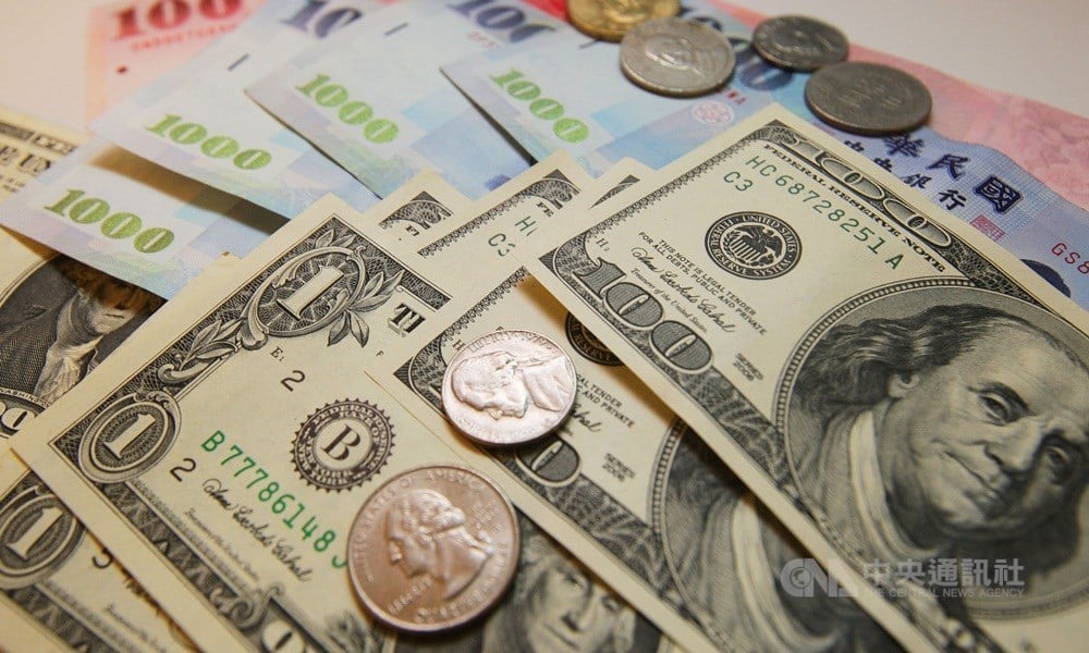 U.S. dollar closes sharply lower on Taipei forex market