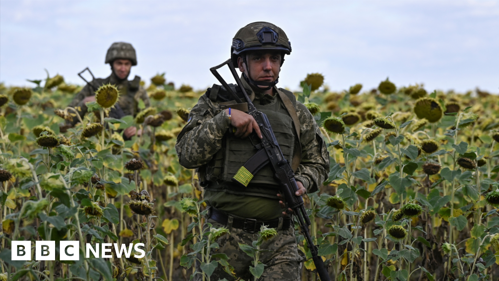 Ukraine war: Troops fear encirclement in Pokrovsk as Russians near