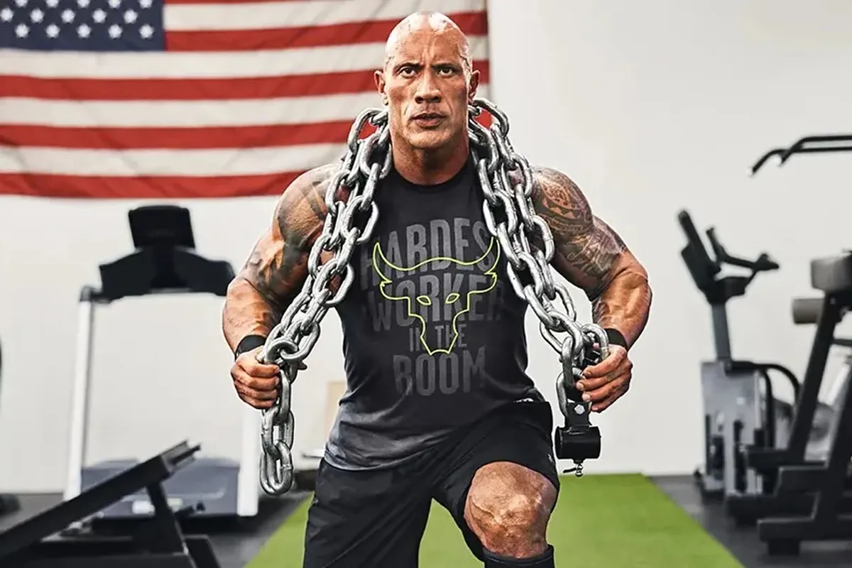 El plan de ejercicios que utiliza Dwayne Johnson 'La Roca' para mantenerse fuerte