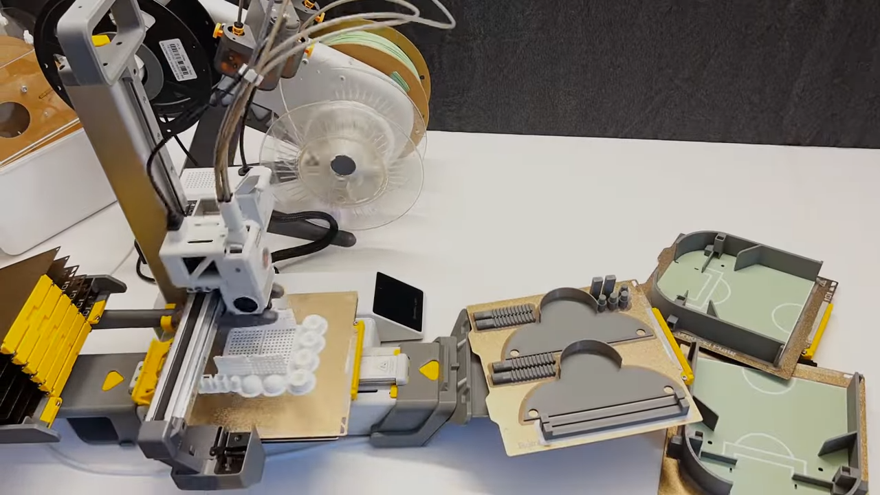 3D Printer Swaps Build Plates to Automate Print Jobs