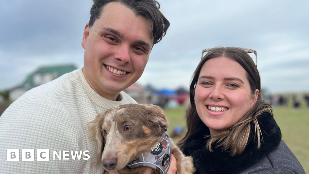 One thousand sausage dogs invade beach for meet up