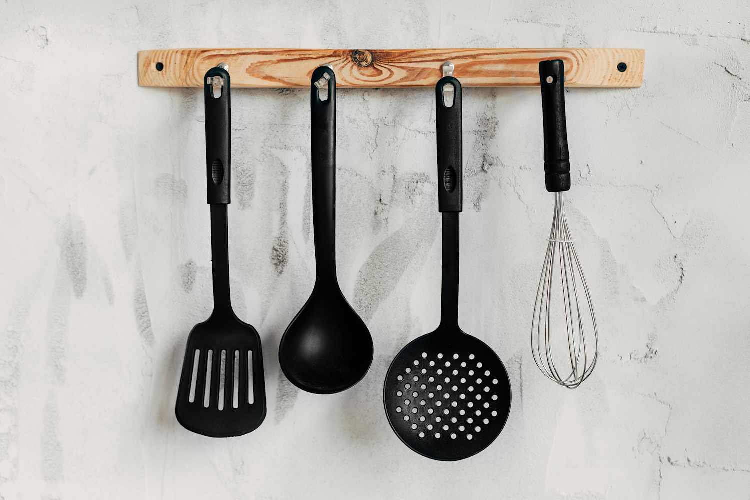 People Are Ditching Plastic Cooking Utensils After a New (Disturbing) Study