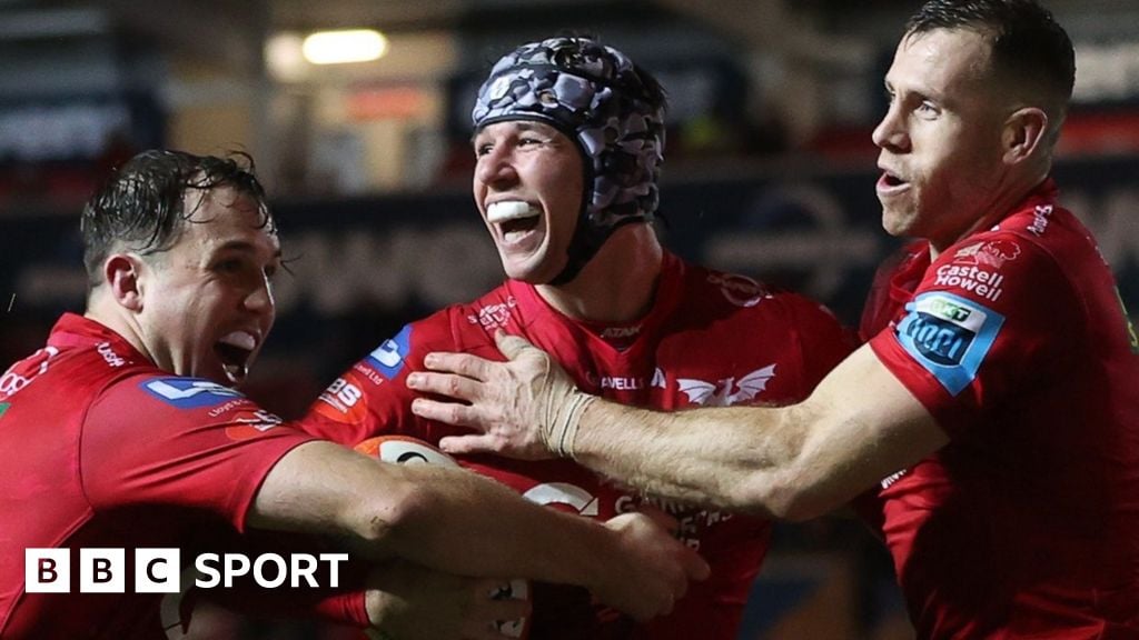 Scarlets clinch superb win against 14-man Bulls