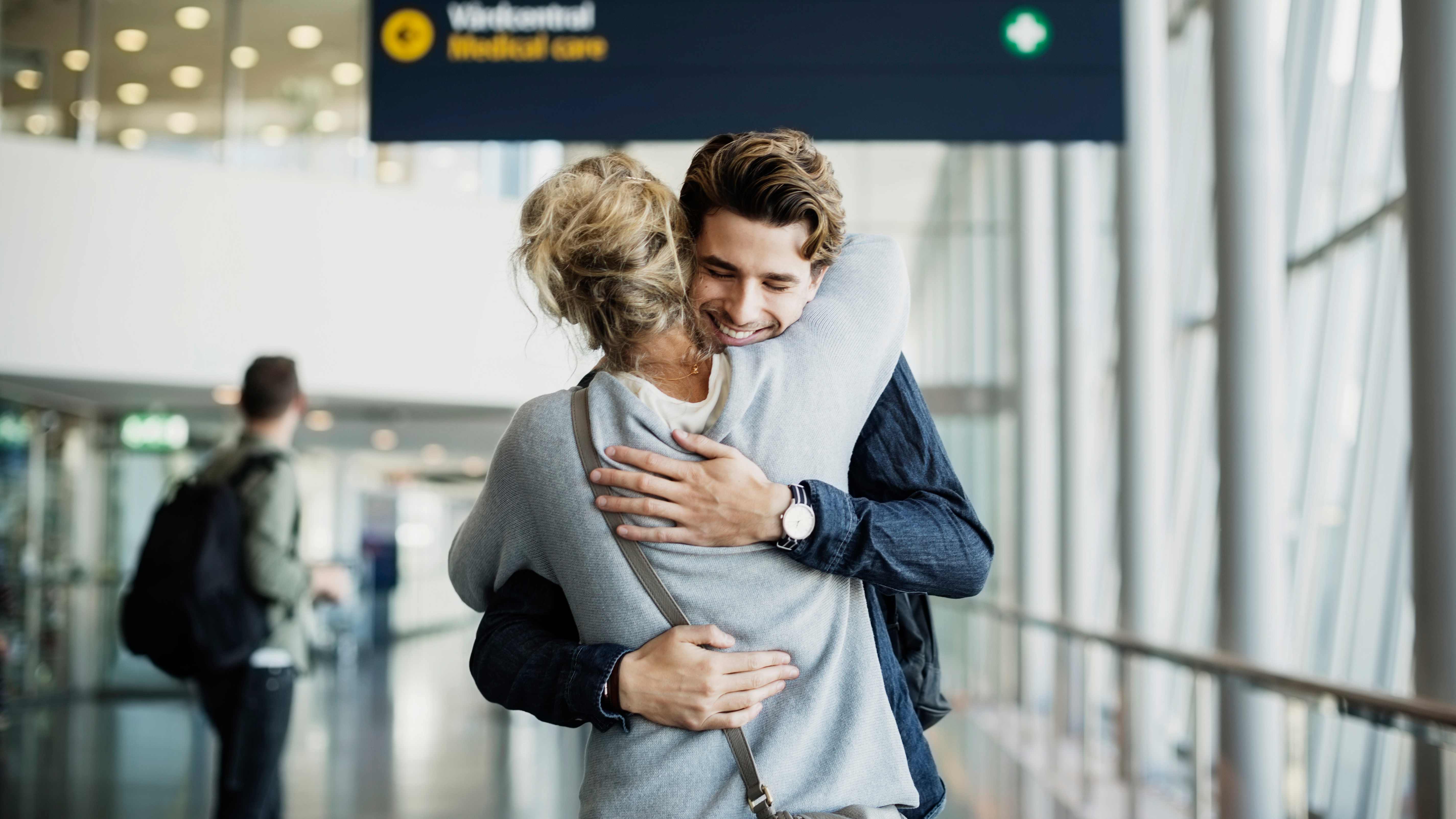 A New Zealand Airport Just Instituted a 3-Minute Time Limit on Hugs