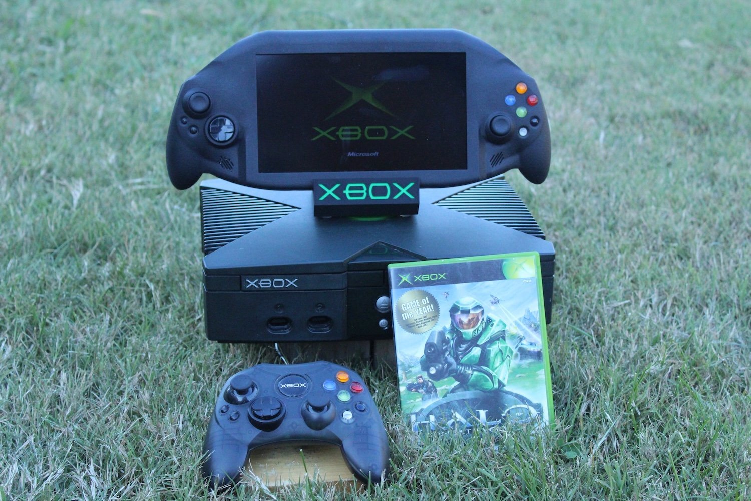 This DIY Xbox Handheld Looks as If It Came Straight Outta 2001