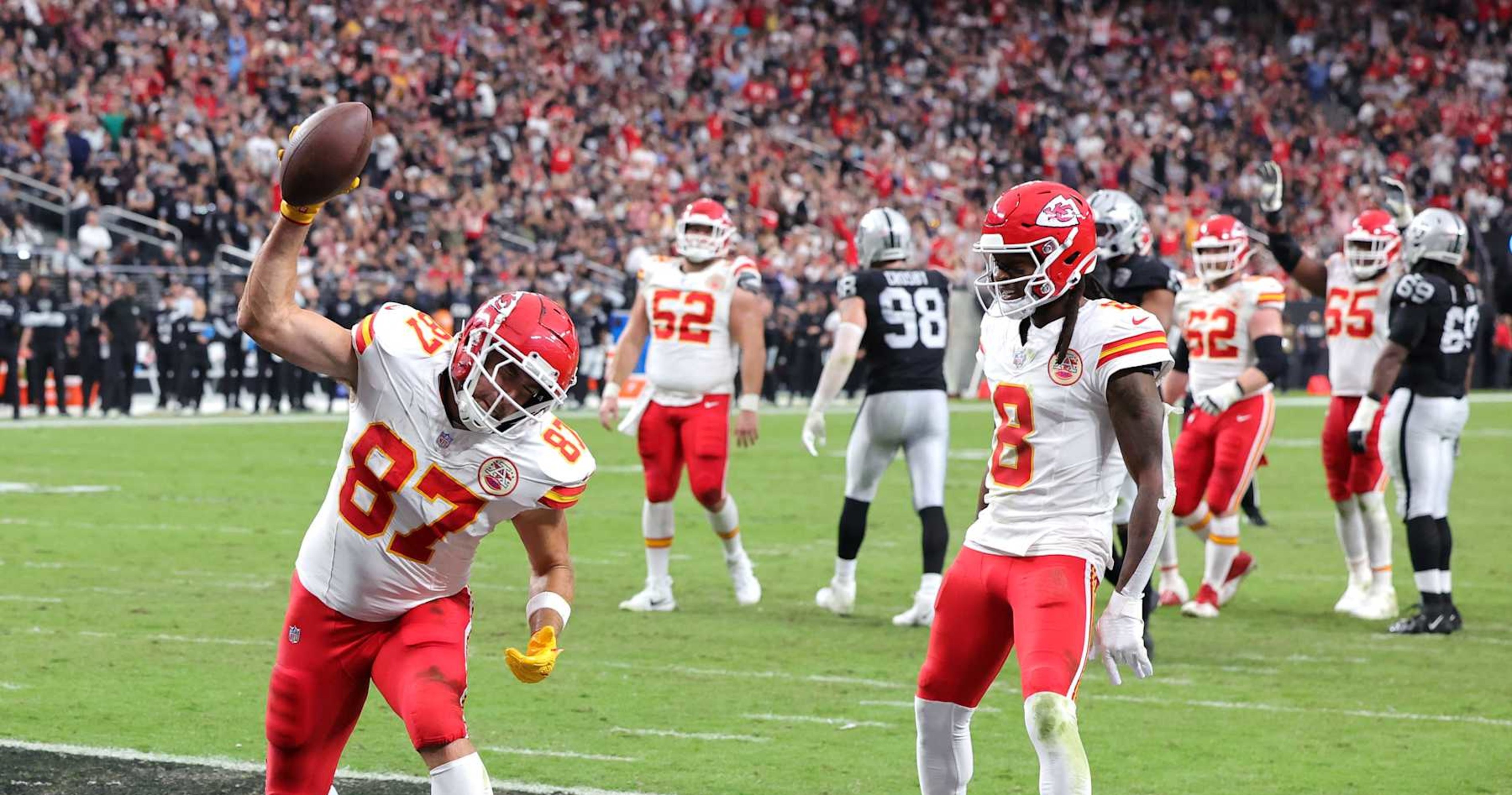 Patrick Mahomes, Travis Kelce Hype NFL Fans as Chiefs Win Hopkins' Debut vs. Raiders