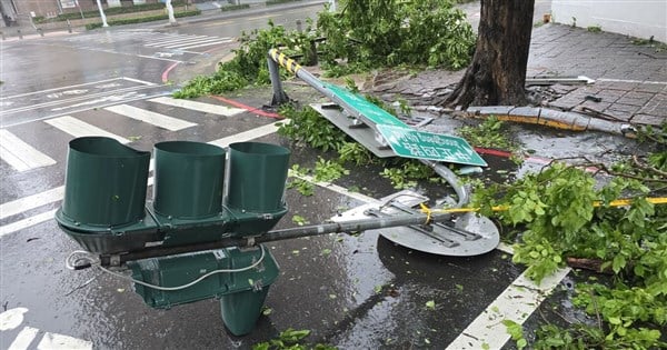 2 dead, 667 injured and 1 missing in the wake of Typhoon Krathon