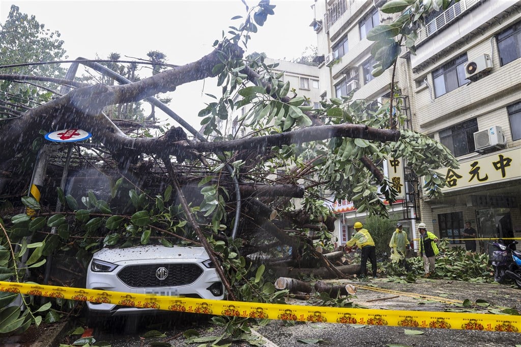 27 injured by Typhoon Kong-rey, 2 Czech tourists missing