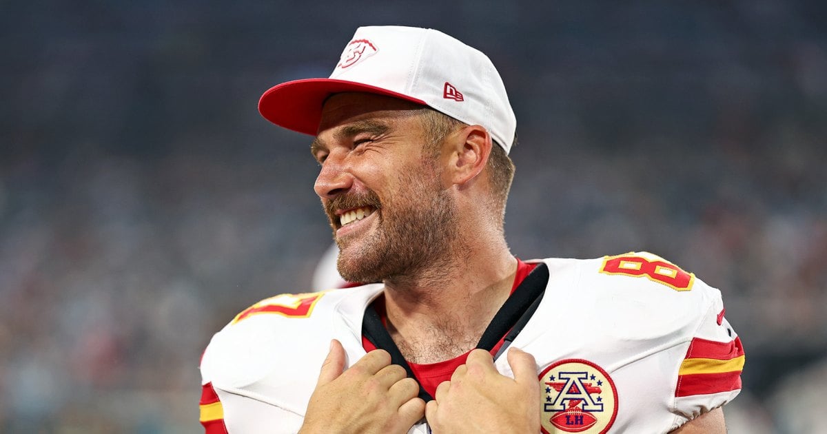 5 Hot Stories: Travis Kelce's Sexy Advice, Pregnant Gisele Steps Out