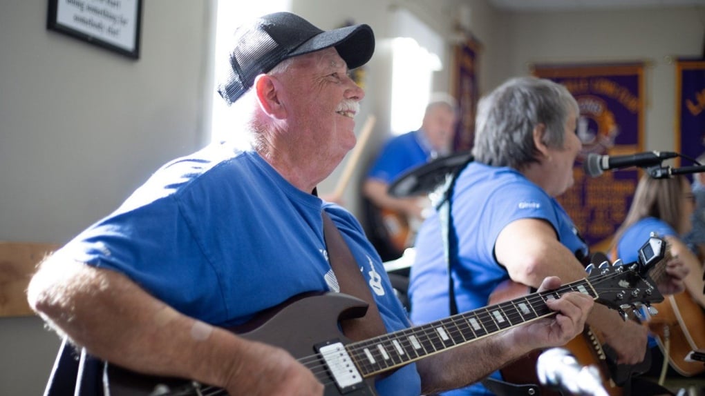 83-year-old Newfoundland musician still playing sold-out shows, even with memory loss