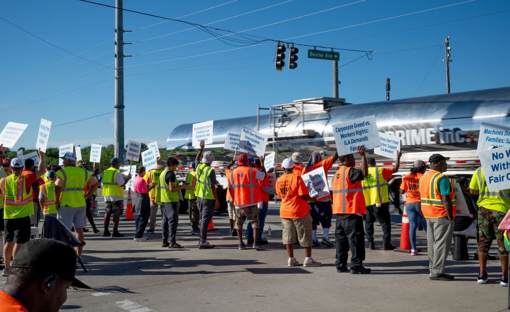 U.S. Dockworkers Agree to Suspend Strike