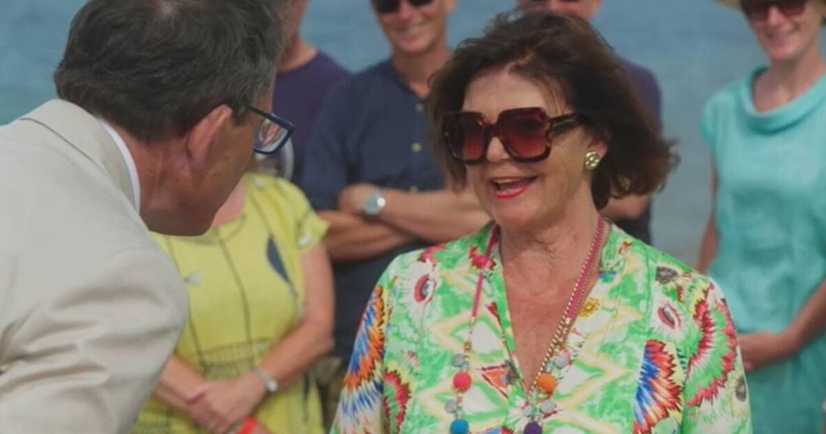 Antiques Roadshow guest exclaims 'golly' after whopping value of mum's jewellery