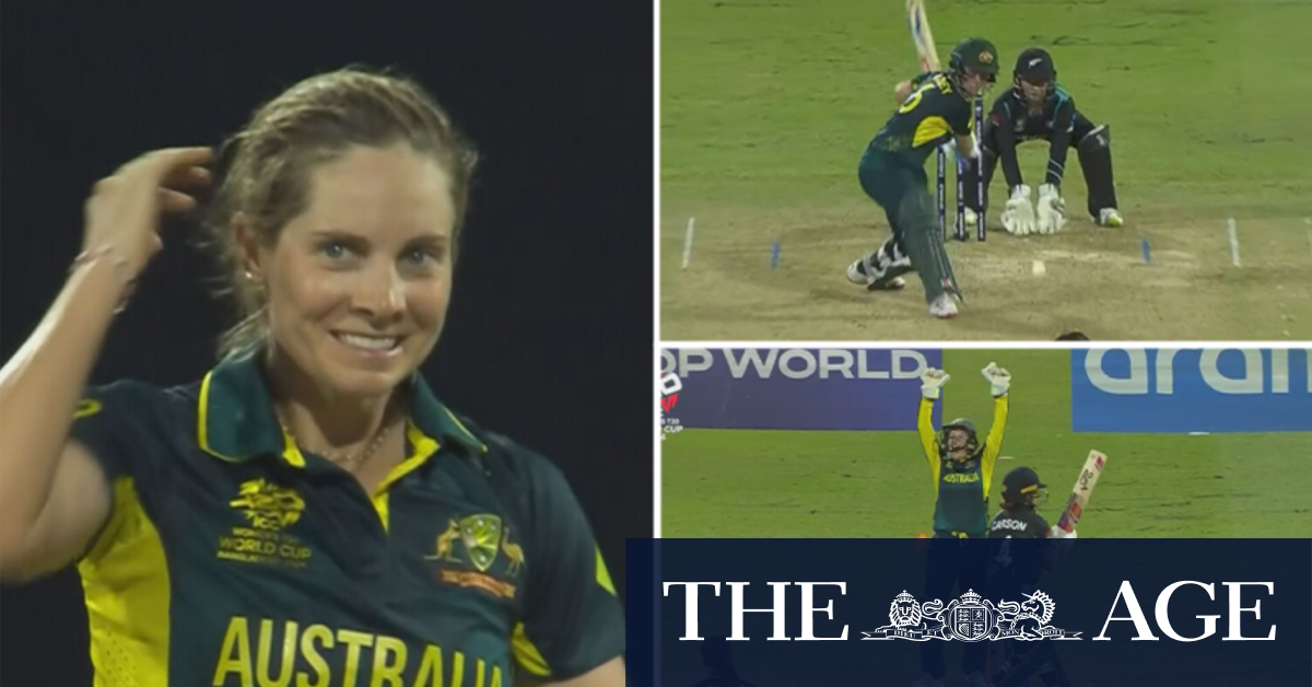 Aussies thrash New Zealand at World Cup