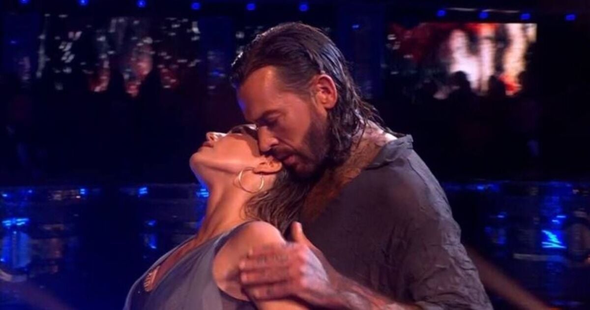 BBC Strictly Come Dancing's Pete Wicks and Jowita 'nearly kiss' in steamy routine