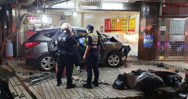 Car crashes into Taipei eatery; 3 dead, 2 injured