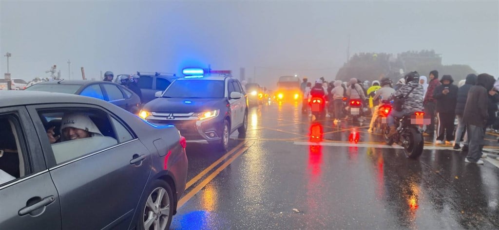 Comet chasers causes traffic congestion on Hehuanshan