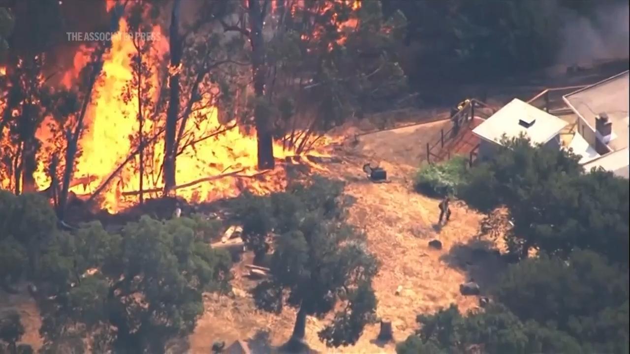 Crews halt fast-moving brush fire that burned 2 Oakland homes, forced 500 evacuations