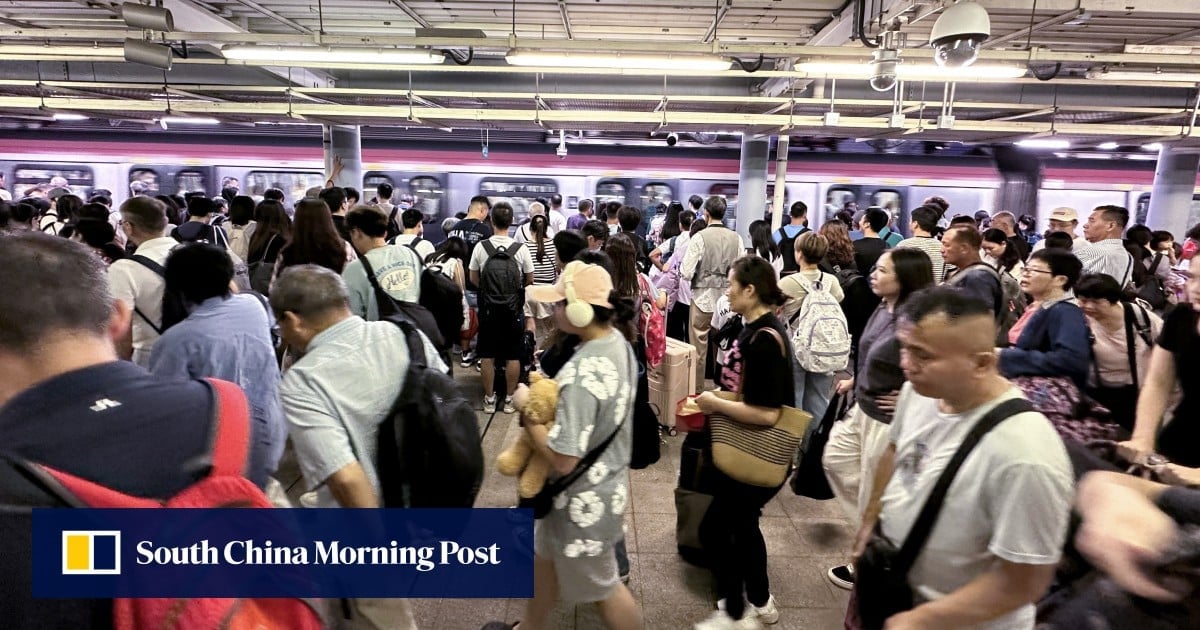 Crowds build up at Hong Kong border crossing as 3-day long weekend ends