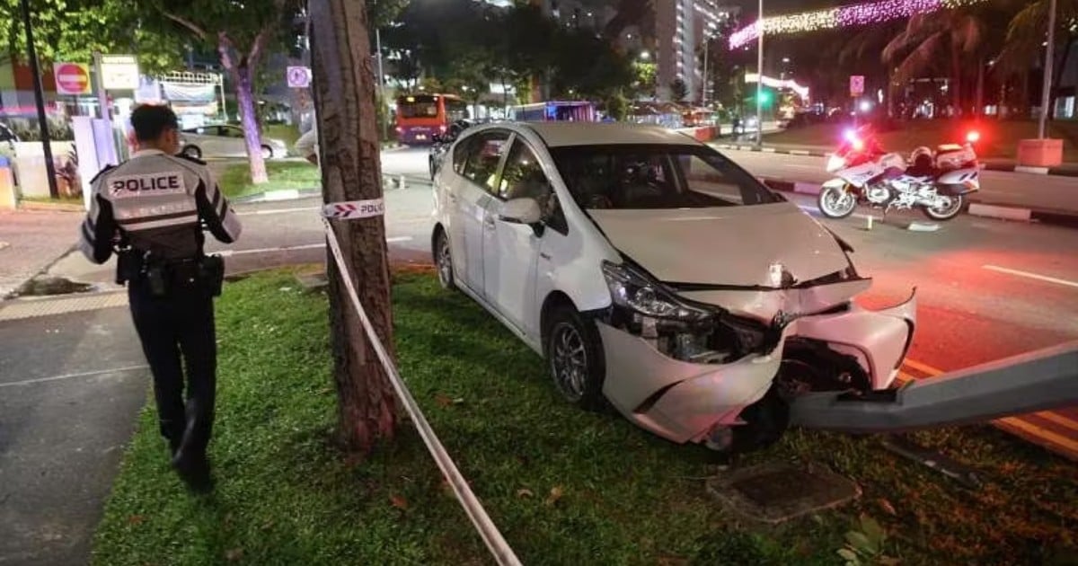 Driver allegedly loses control of car, hits taxi and then lamp post in Hougang