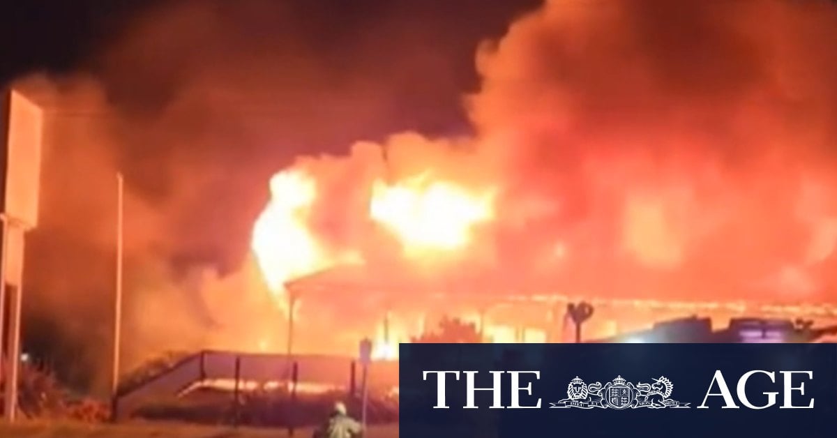 Flames engulf former restaurant in Melbourne's south east