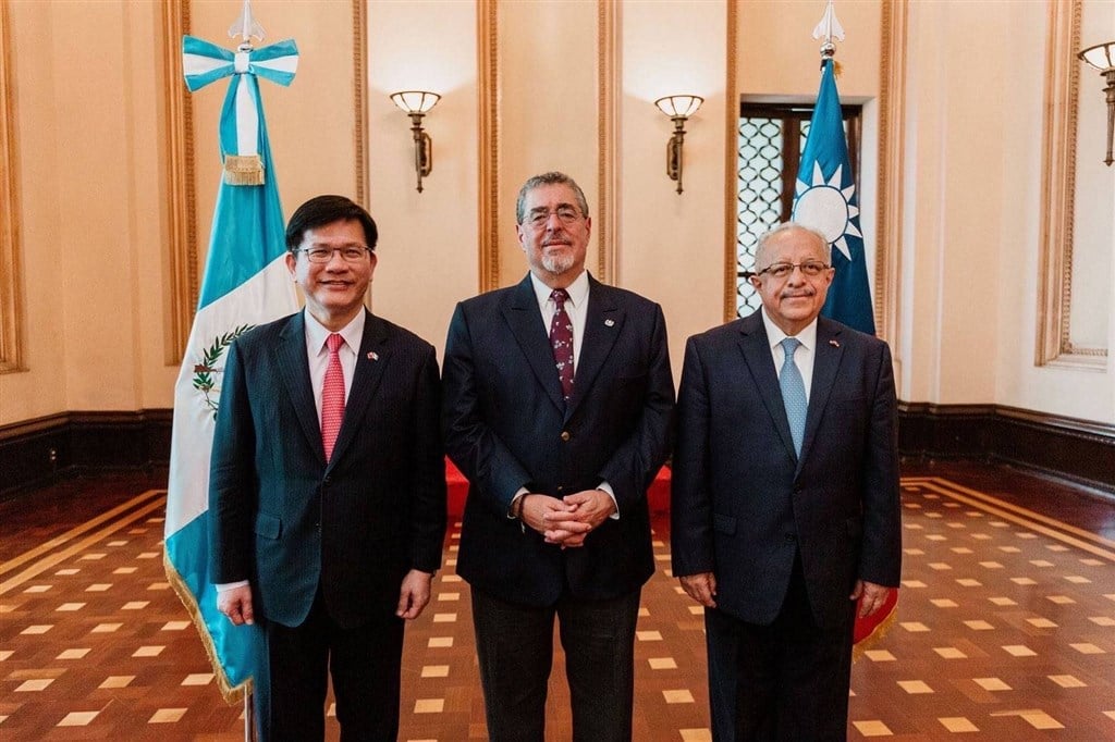 Foreign minister invites Guatemalan president to visit Taiwan