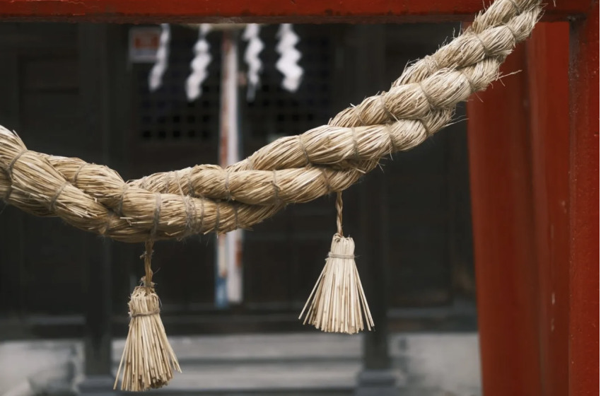 Foreign tourist angers locals for doing pull-ups on torii gate at shrine in Japan