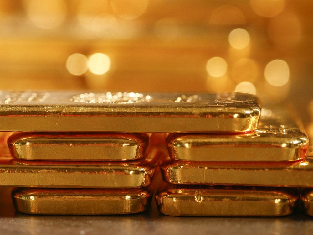 Gold tops US$2,700 to extend record-breaking run