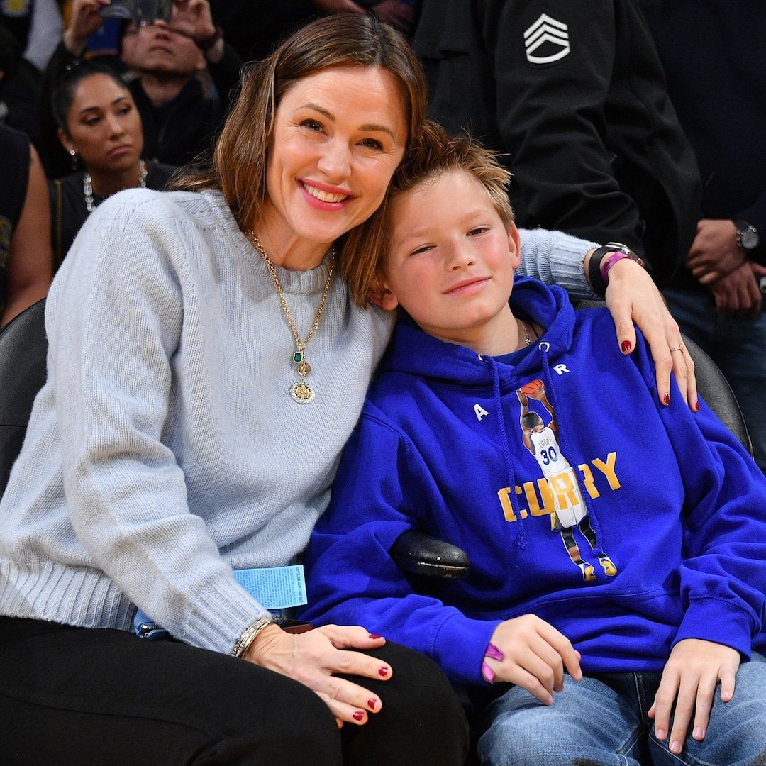  Jennifer Garner Shares Rare Video With Son Samuel in Haunted House 