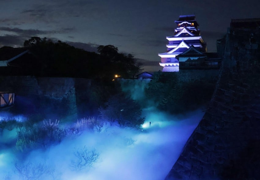 Kumamoto Castle floats in artificial sea of clouds