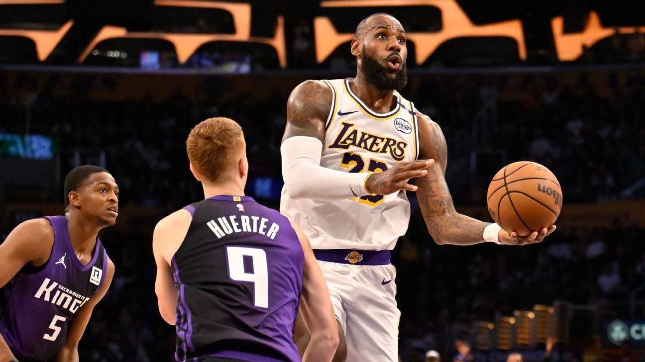 LeBron dazzles in 4th, but stresses Lakers 'a team'