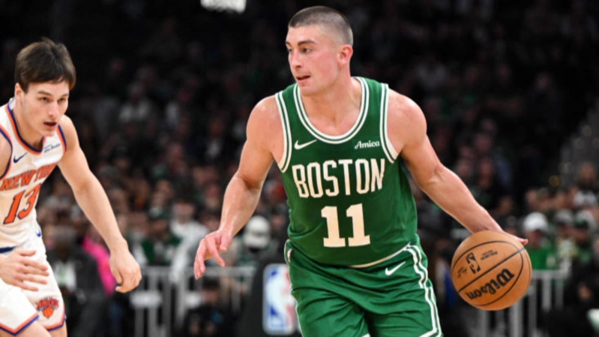  LOOK: Celtics' Payton Pritchard plays 1-on-1 basketball with young fan at park 