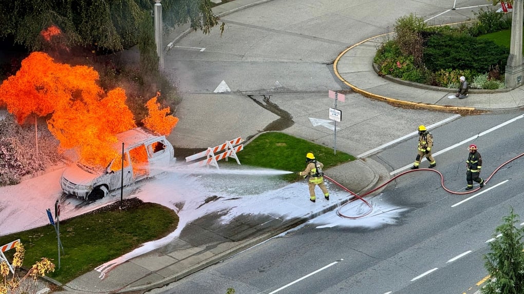 Man sets minivan on fire outside Vancouver City Hall