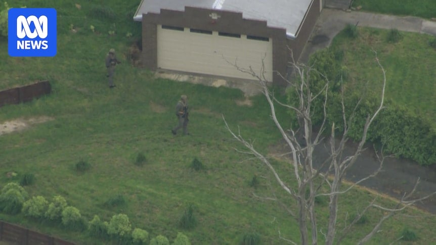 Manhunt underway after Victoria Police, gunman exchange shots at North Dumbalk, South Gippsland