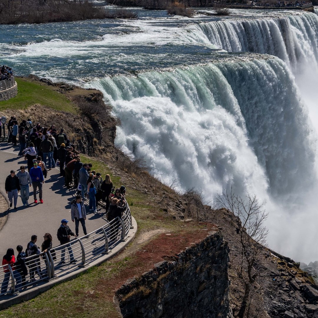  Mom, 9-Year-Old and 5-Month Baby Dead After Jump Into Niagara Falls 