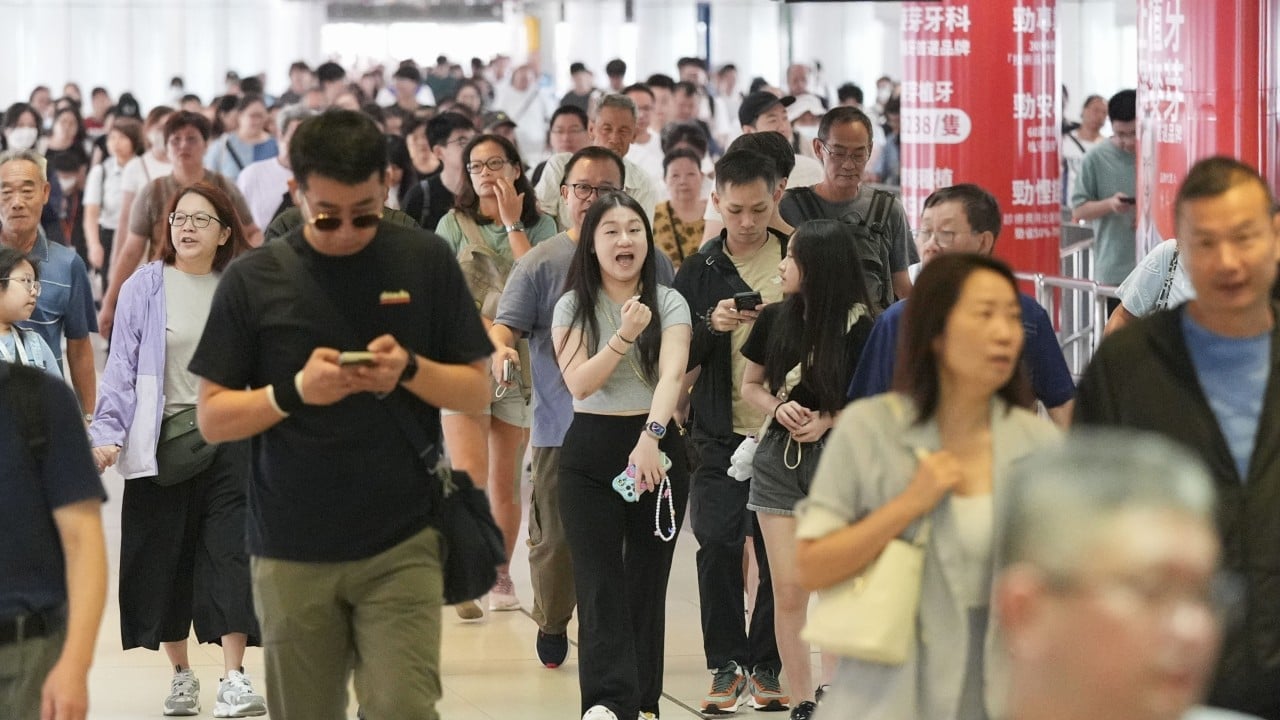 Northbound on National Day: tens of thousands of Hongkongers head to Shenzhen for holiday