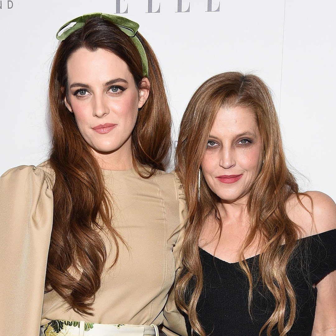  Riley Keough Shares Rare Photos of Younger Twin Sisters 