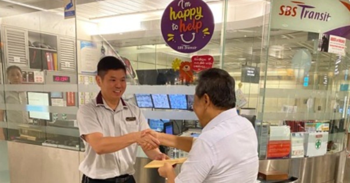 SBS Transit staff finds $10k cash in envelope on MRT train, returns it to distressed passenger