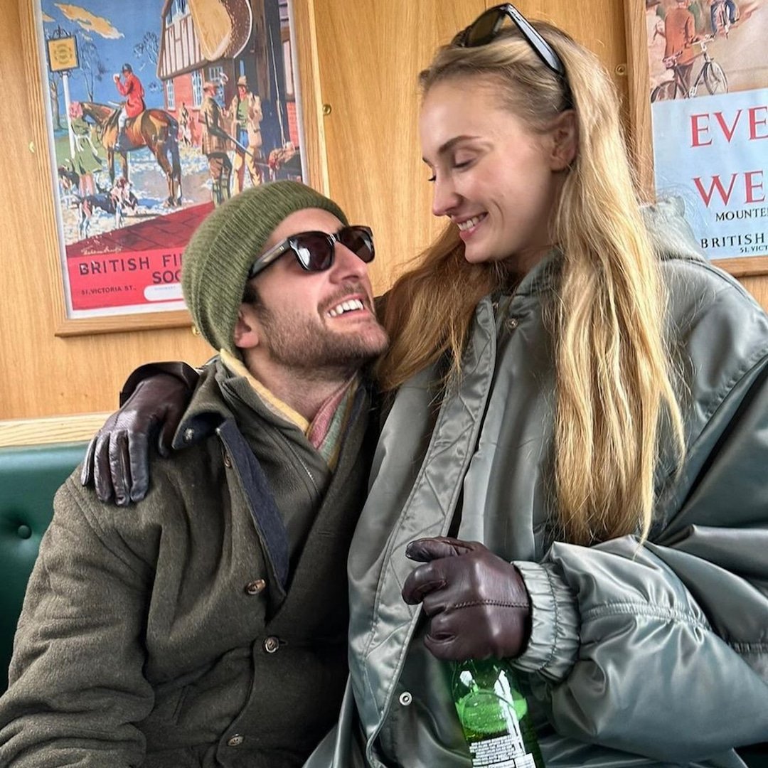  Sophie Turner Posts Rare PDA Photos With Boyfriend Peregrine Pearson 