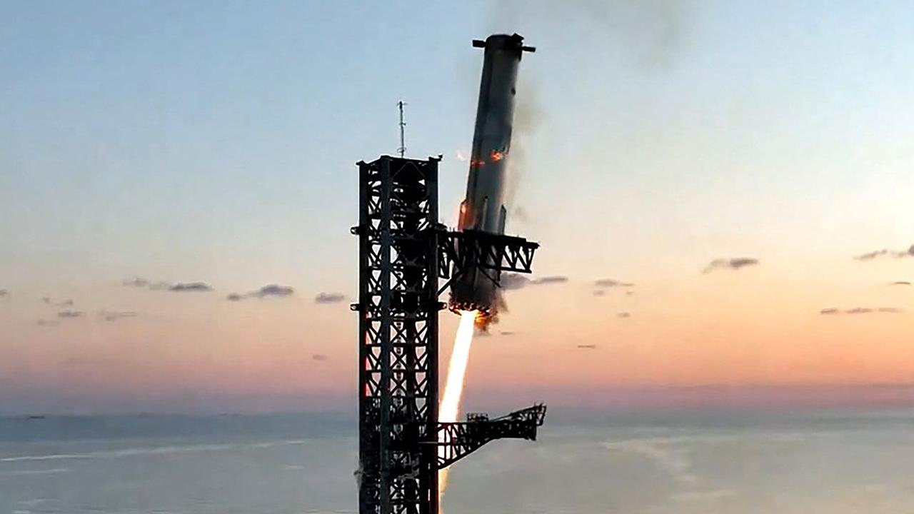 SpaceX catches giant Starship rocket booster