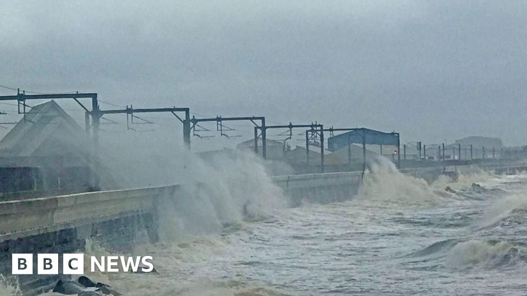 Storm Ashley: Power cuts and travel alert as 'weather bomb' approaches Scotland